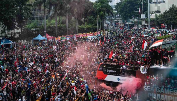 Warga  Ibu Kota Tumpah Ruah Pawai Medali Emas SEA Games 2023