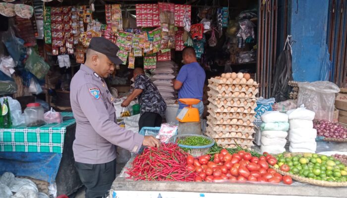 Personel Polsek Syamtalira Bayu Patroli dan Cek Stok Sembako di Pasar Tradisional