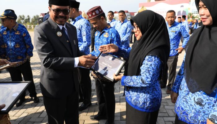 Sejumlah Sekolah dan Guru Di Aceh Utara  Terima Penghargaan Hardiknas