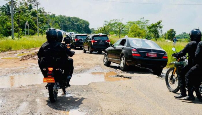 Jokowi Menjajal Jalanan di Lampung,Rusak dan Hancur