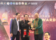 Peduli UMKM dan Perkembangan Ekonomi, Pj Wali Kota Imran Terima SMSI Award