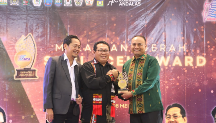 Peduli UMKM dan Perkembangan Ekonomi, Pj Wali Kota Imran Terima SMSI Award