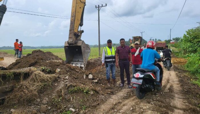 Ketua DPR Aceh Saiful Bahri Alias Pon Yaya,Melihat Langsung Pengerjaan Jalan Utama Kuta Makmur, Aceh Utara