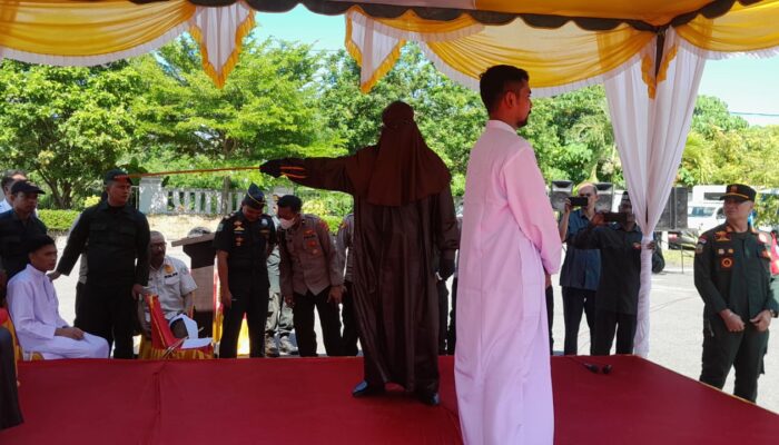 Enam Terpidana Melanggar Qanun Syari’ah Aceh Dicambuk