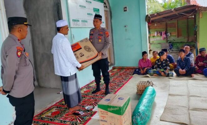 Kapolsek Syamtalira Bayu  Serahkan Bantuan ke Dayah Riyadhul ‘Ulum Diniyah Islamiyah