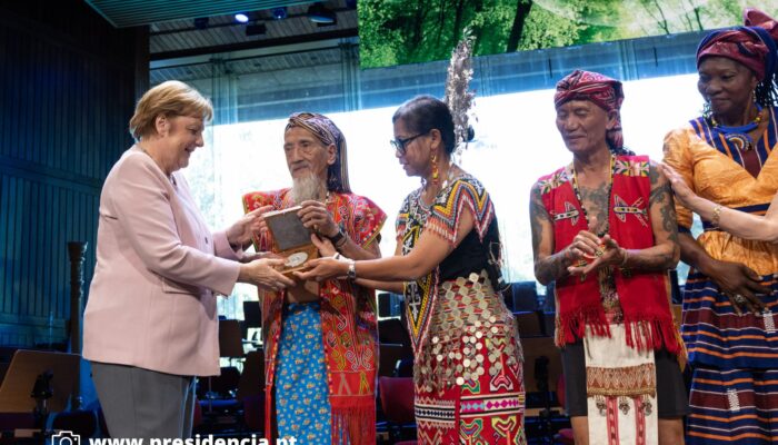 Bandi “Apai Janggut” Tokoh Masyarakat Adat Dayak Iban Sungai Utik Meraih Penghargaan Gulbenkian Prize for Humanity ke-4 di Portugal