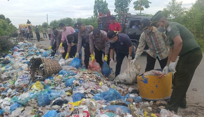 Muspika Meurah Mulia Bersama Warga Peduli Kebersihan Lingkungan