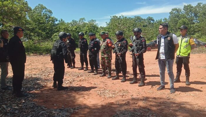 Gegana Ledakkan Benda Yang Diduga Bom di Langkahan