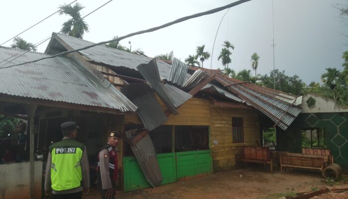 Sejumlah Bangunan di Paya Bakong Rusak dihempas Angin Kencang