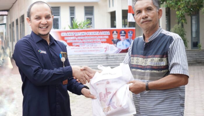 PT PIM Bagikan 450 Bendera Merah Putih di Kecamatan Dewantara