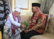 Pimpinan Dayah Budi Mesja Peusijuek Pj Bupati Aceh Jaya Dr.A.Murtala,M.Si