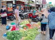 Kisah Para Pedagang Tetap Berjualan Disaat Dikepung Banjir