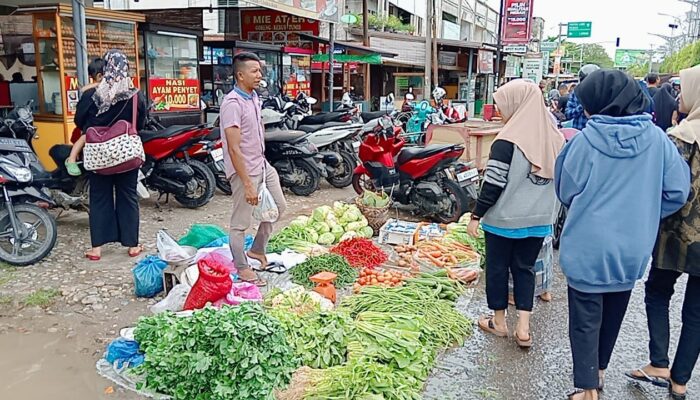 Kisah Para Pedagang Tetap Berjualan Disaat Dikepung Banjir