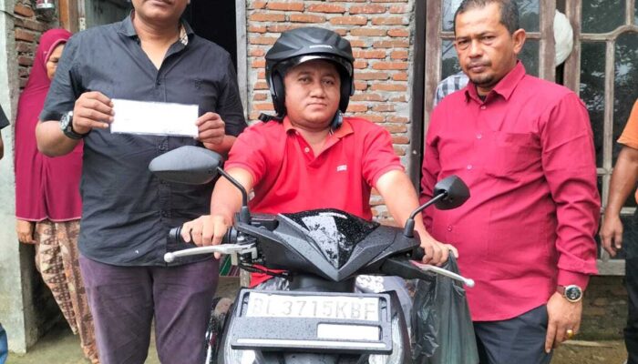 Pon Yaya dan Arafat Salurkan Bantuan Becak untuk Penyandang Disabilitas