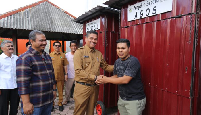 Pj. Waliota Lhokseumawe  Bagikan Bantuan CSR RSIA Abby Kontainer Untuk 12 Penjahit Sepatu