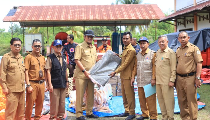 Dayan Albar  Plt. Sekda Aceh Utara Serahkan Bantuan untuk 13 Kecamatan Terdampak Banjir