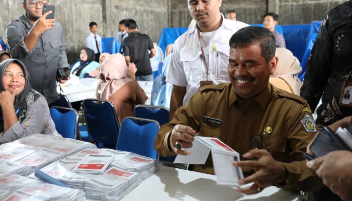 A Hanan Tinjau Penyortiran dan Pelipatan Surat Suara di Gudang Logistik Pemilu KIP Lhokseumawe