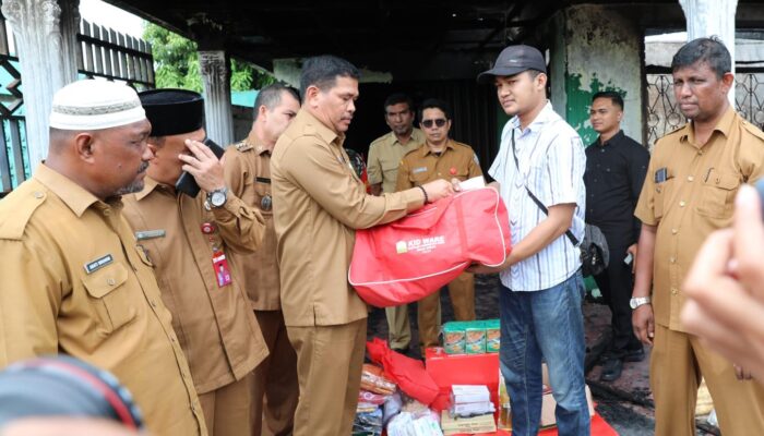 Respon Cepat, Pemko Lhokseumawe Serahkan Bantuan Masa Panik Korban Kebakaran