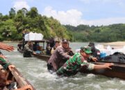 Pendistribusian Logistik Pemilu  Pedalaman Aceh Timur, Lewati Riam Terabas Jalan Kaki