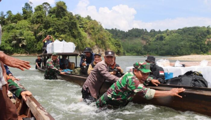 Pendistribusian Logistik Pemilu  Pedalaman Aceh Timur, Lewati Riam Terabas Jalan Kaki