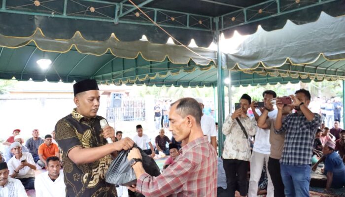 Pon Yaya Sumbang Rp290 Juta untuk Desa di Kuta Makmur