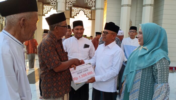 Pj Bupati Aceh Jaya Serahkan Santunan Pada Memperingati Malam Nuzulul Qur’an