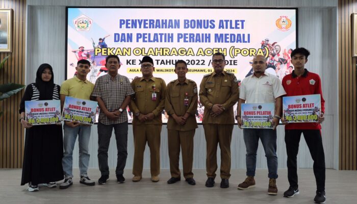 Pj Walikota A Hanan Serahkan Bonus kepada Para Atlet Berprestasi pada PORA XIV Pidie 2022 di Kota Lhokseumawe