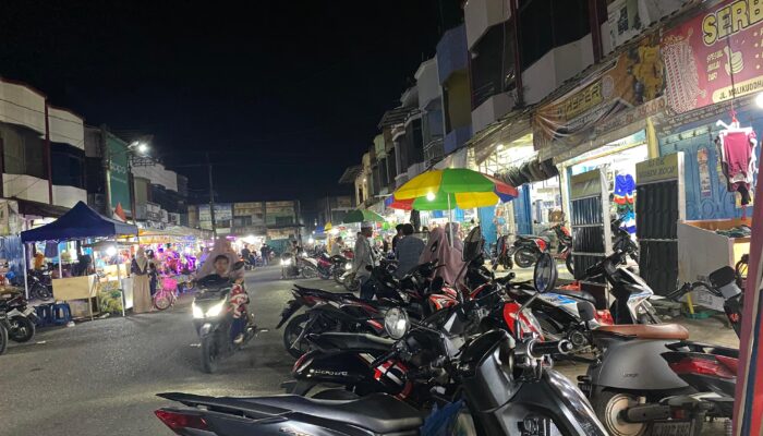 SUASANA MALAM HARI DI KEUDE BAYU ACEH UTARA MENJELANG HARI RAYA IDUL FITRI