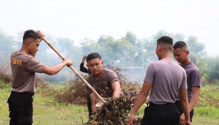 Polres Aceh Utara Gotong-royong Dalam Rangka Pembangunan Sat Polairud Di Kecamatan Lapang