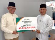 Pj. Bupati Aceh Jaya Terima Zakat Perusahaan Bank Aceh Syariah Cabang Calang Sebesar Rp 500 Juta