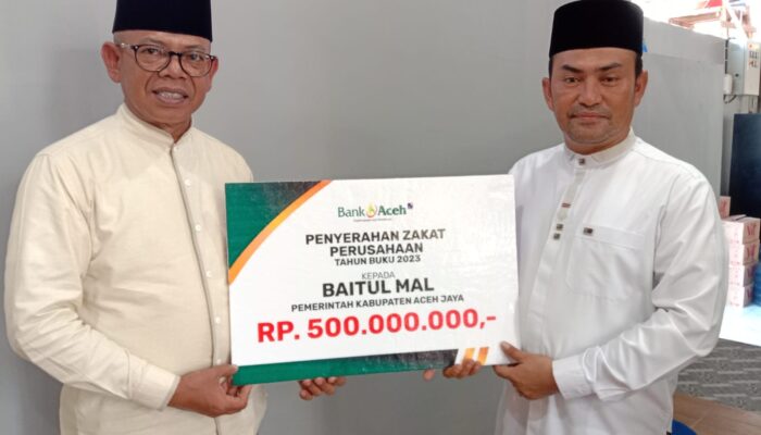 Pj. Bupati Aceh Jaya Terima Zakat Perusahaan Bank Aceh Syariah Cabang Calang Sebesar Rp 500 Juta