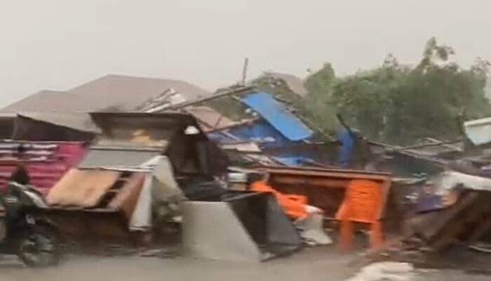 Puluhan Warung di Simpang Rangkaya Diterjang Angin Kencang 