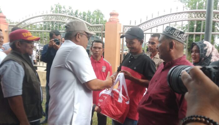 Pj Bupati Mahyuzar Dampingi Pj Gubernur Serahkan Bantuan untuk Korban Angin Kencang