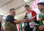 Pj. Sekda Aceh Timur Mengalungkan Medali Emas Cabor Pencak Silat