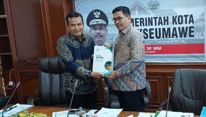 Pj Wali Kota A Hanan Serahkan Dokumen RPJM Teknokratik kepada Ketua KIP Lhokseumawe