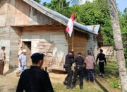 Jelang HUT RI ke 79 Brimob Aceh Bersama PT.IBAS Pasang Bendera Merah Putih Kerumah Warga