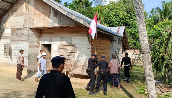 Jelang HUT RI ke 79 Brimob Aceh Bersama PT.IBAS Pasang Bendera Merah Putih Kerumah Warga