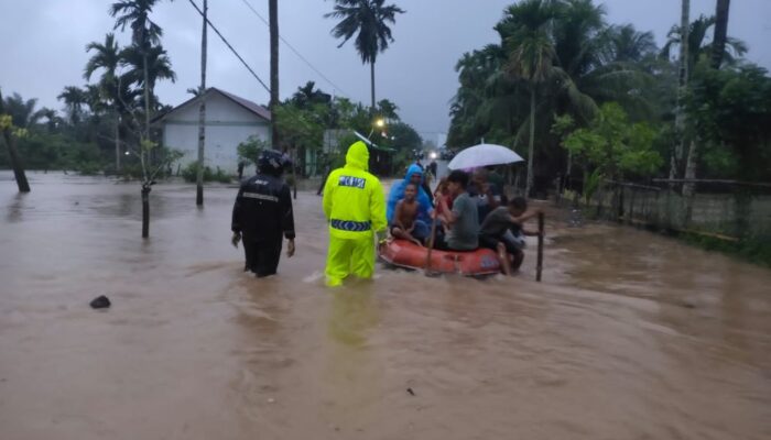 Pj. Bupati Aceh Jaya Tinjau Posko Banjir di Gampong Sapek, Pastikan Bantuan Kepada Korban yang Terdampak Banjir