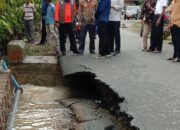 Jalan di Gampong Rambong Payong Kecamatan Teunom Putus Akibat Banjir, Pj. Bupati Aceh Jaya Pastikan Penanganan Segera.