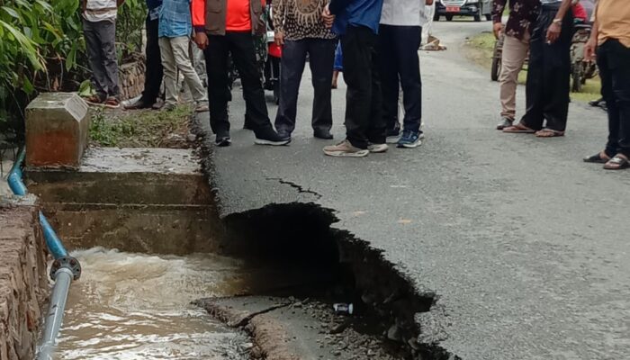 Jalan di Gampong Rambong Payong Kecamatan Teunom Putus Akibat Banjir, Pj. Bupati Aceh Jaya Pastikan Penanganan Segera.