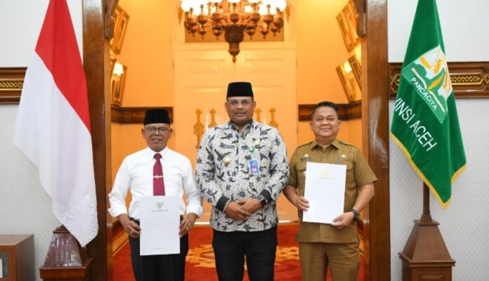 Dr. H. Safrizal ZA, M.Si, Serahkan Dua SK Perpanjangan Masa Jabatan Pj. Bupati Aceh Tamiang dan Aceh Jaya