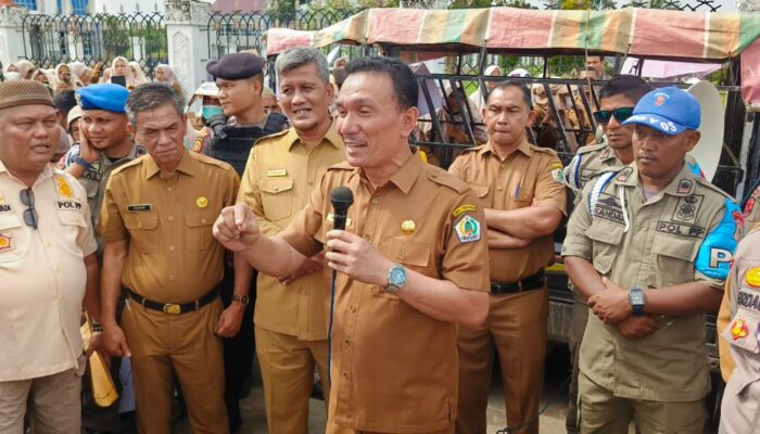 Guru Honorer Ikut Demo di Kantor Bupati Aceh Utara Diintimidasi Kepala Sekolah